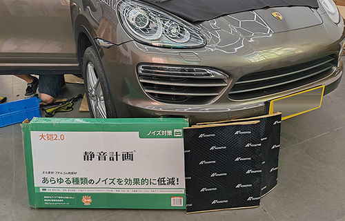 최신 회사 솔루션 정보 조용한 편안 · 포르쉐 카예네는 4 개의 문 소음 차단 기능을 업그레이드했습니다.